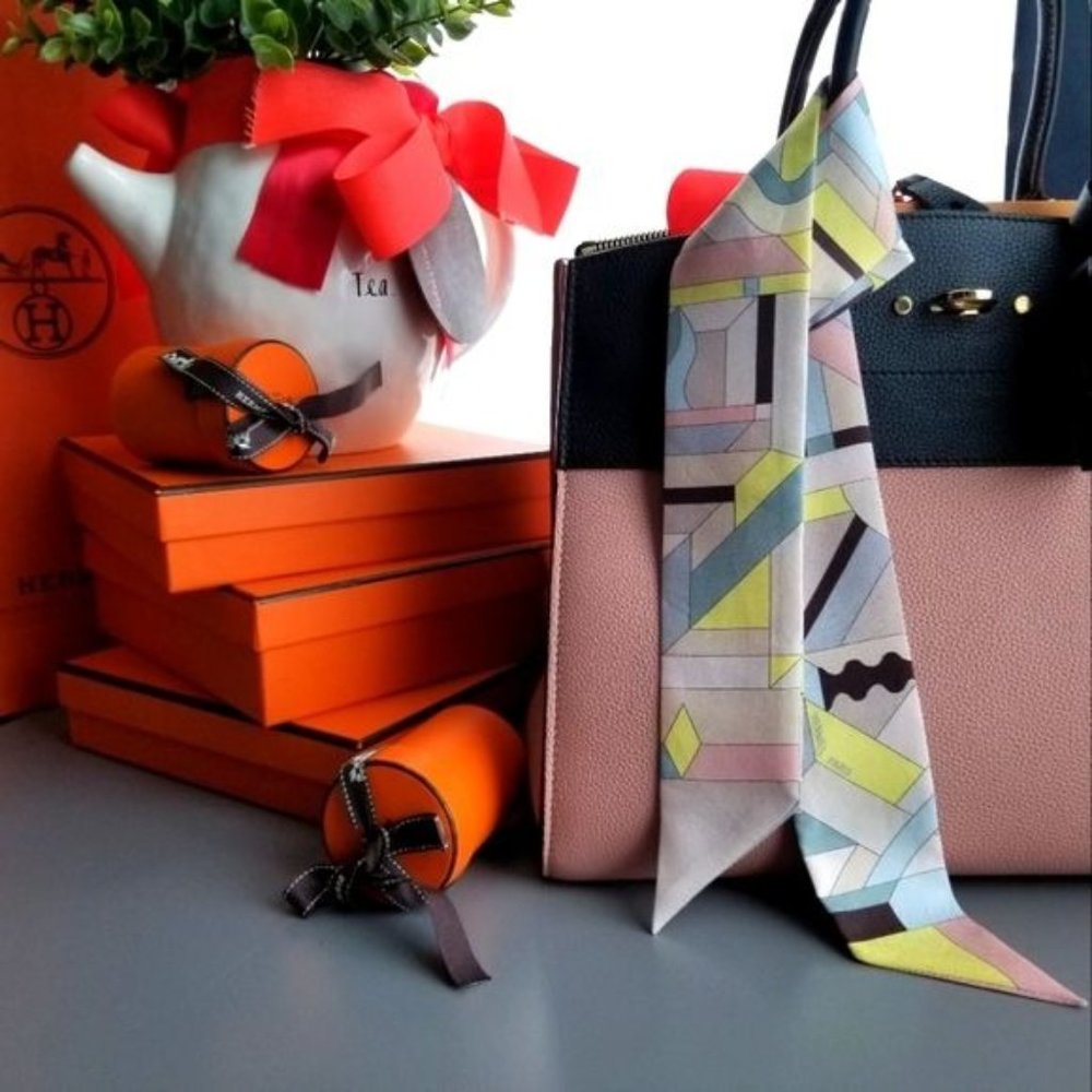 HERMES Beautiful Twilly scarf 100% Silk